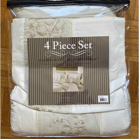 🚫 SOLD 🚫 SHAMS 2 PILLOWS- 4 piece Accessory Bedding Set NWT $100 - Picture 2 of 6